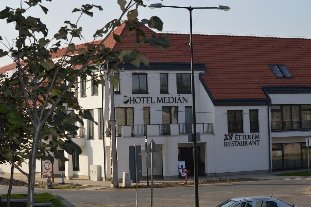 Hotel Median Hajdúnánás المظهر الخارجي الصورة